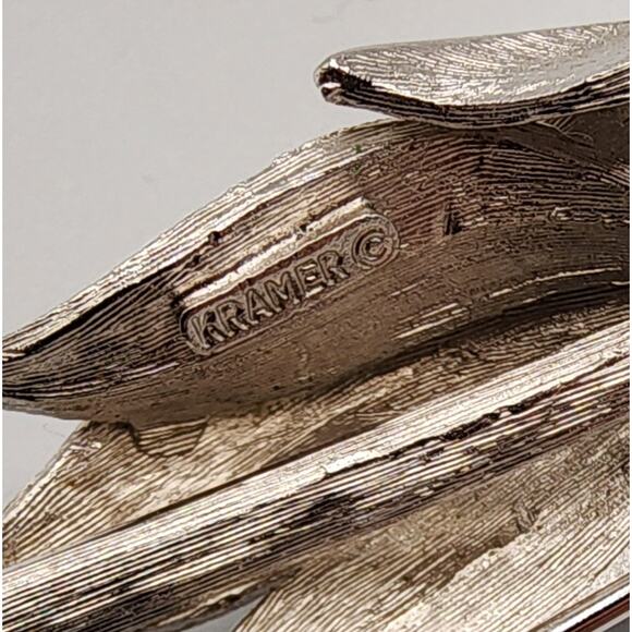 Vintage Kramer Silver Leaf Brooch 1950s Brushed Rhodium Modernist Pin Signed - Picture 4 of 6
